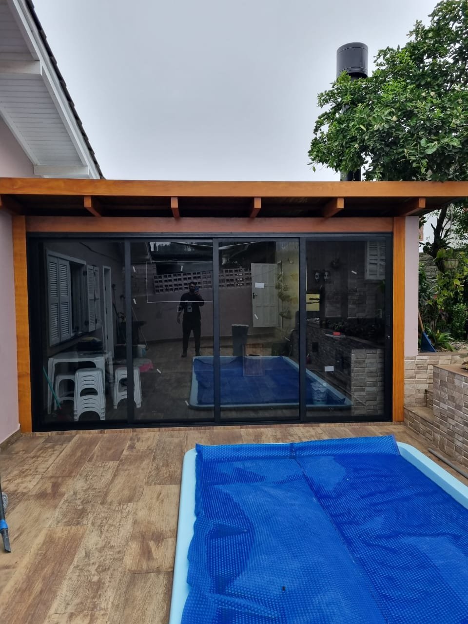 Fechamento de ambiente com esquadria preta e portas de correr