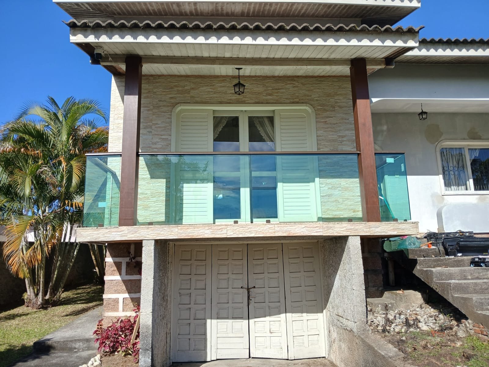 Guarda-corpo de vidro instalado em uma sacada residencial