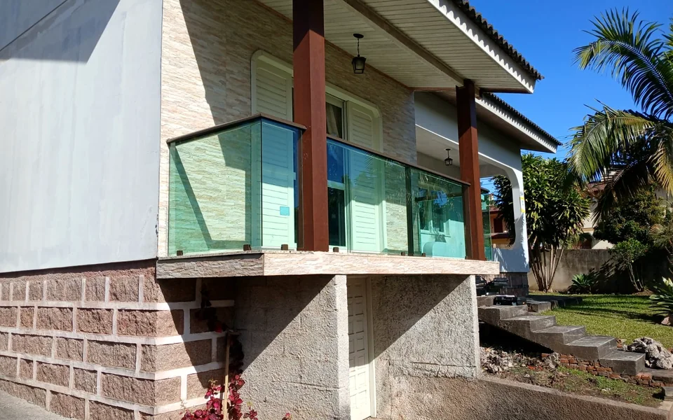 Sacada residencial com guarda-corpo de vidro