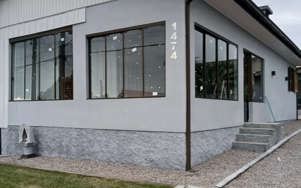 Janelas de vidro instaladas em uma residência